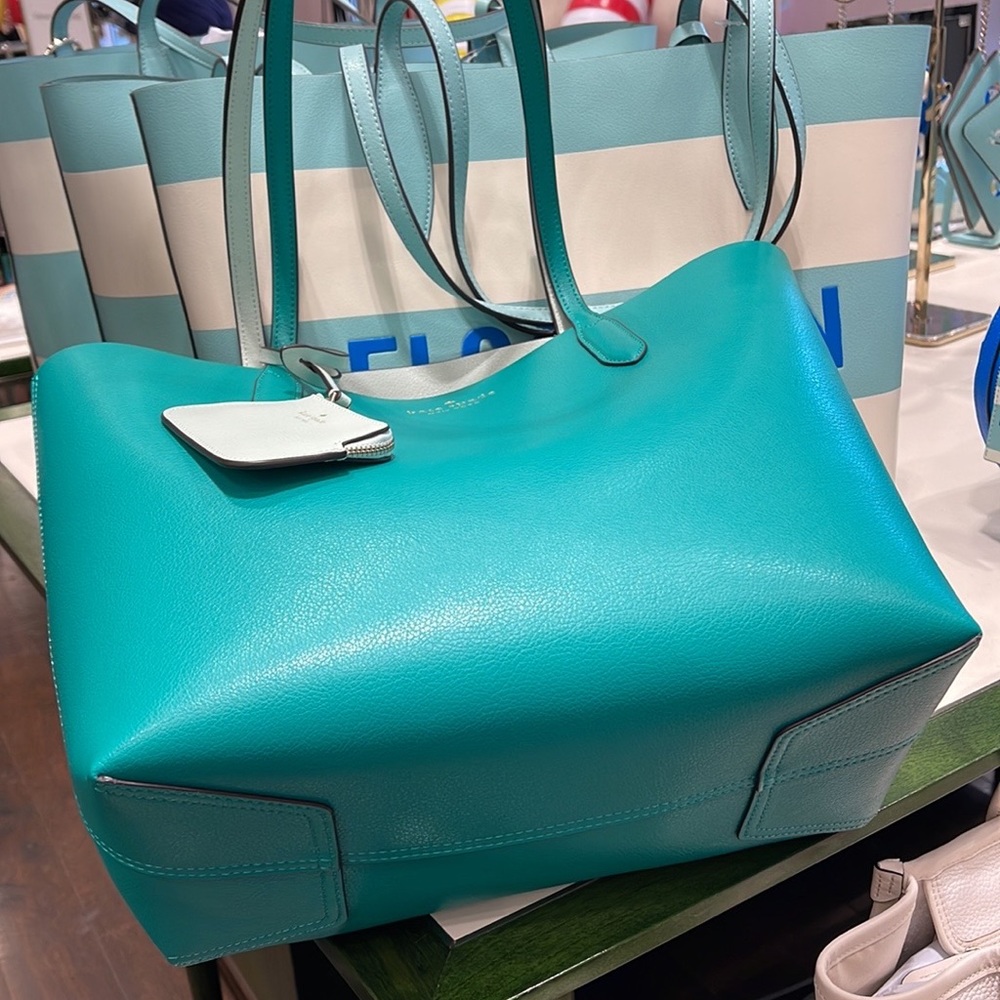 Kate Spade ava reversible tote
FIG LEAF - Picture 16 of 16